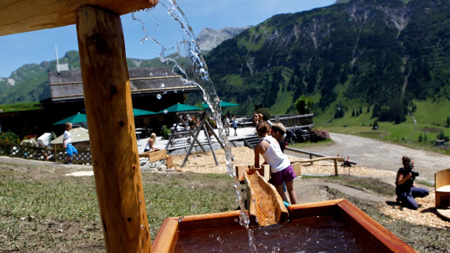 Wasserrinnen am Wasserspielplatz bei der Rud-Alpe