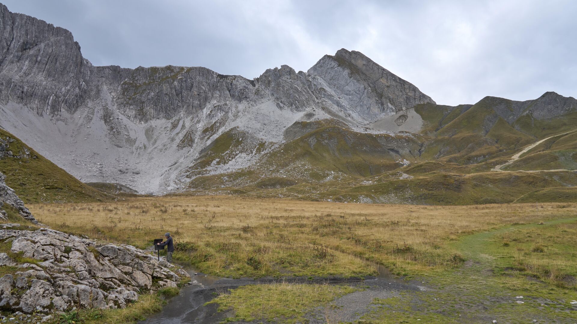 Gebirgskamm mit dunkler Wolkenstimmung im Hintergrund