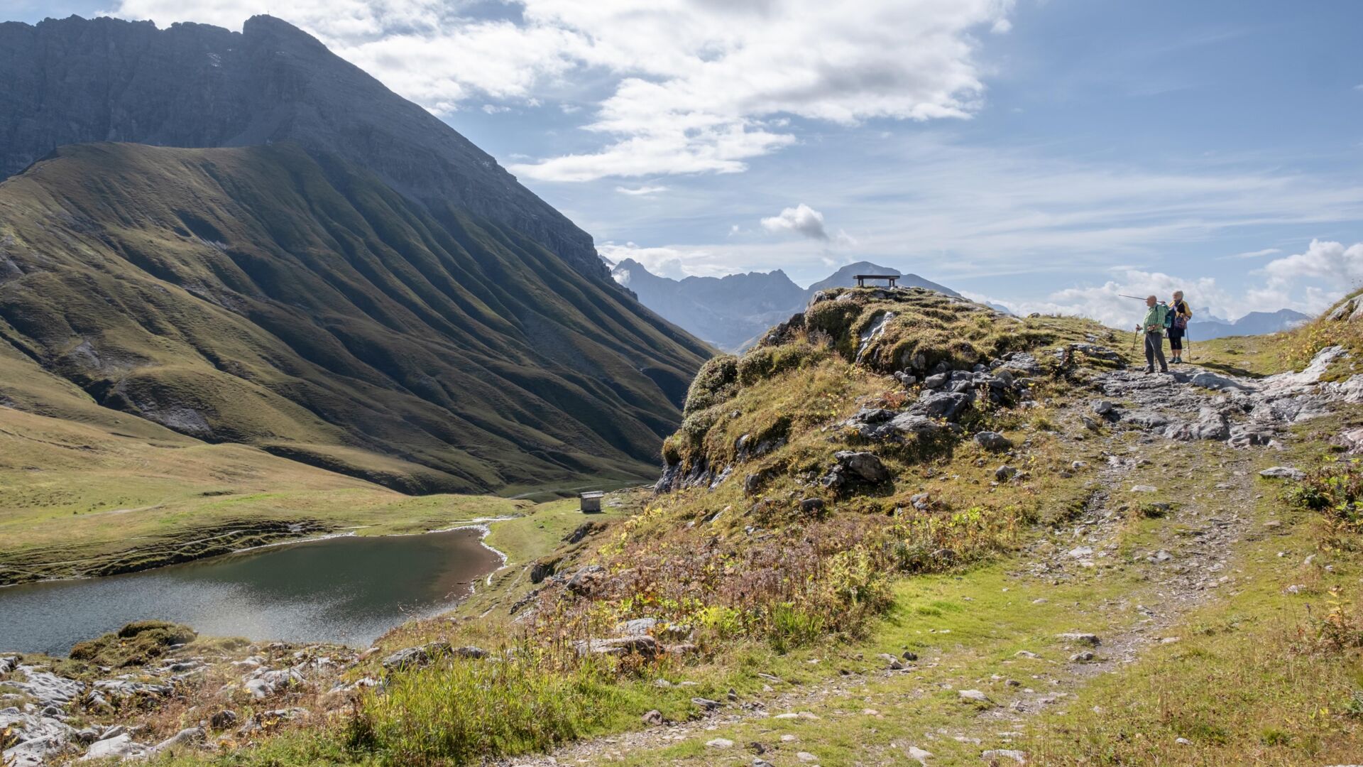Wandern am Grünen Ring, vorbei unter dem Monzabonsee unterhalb der Rüfispitze