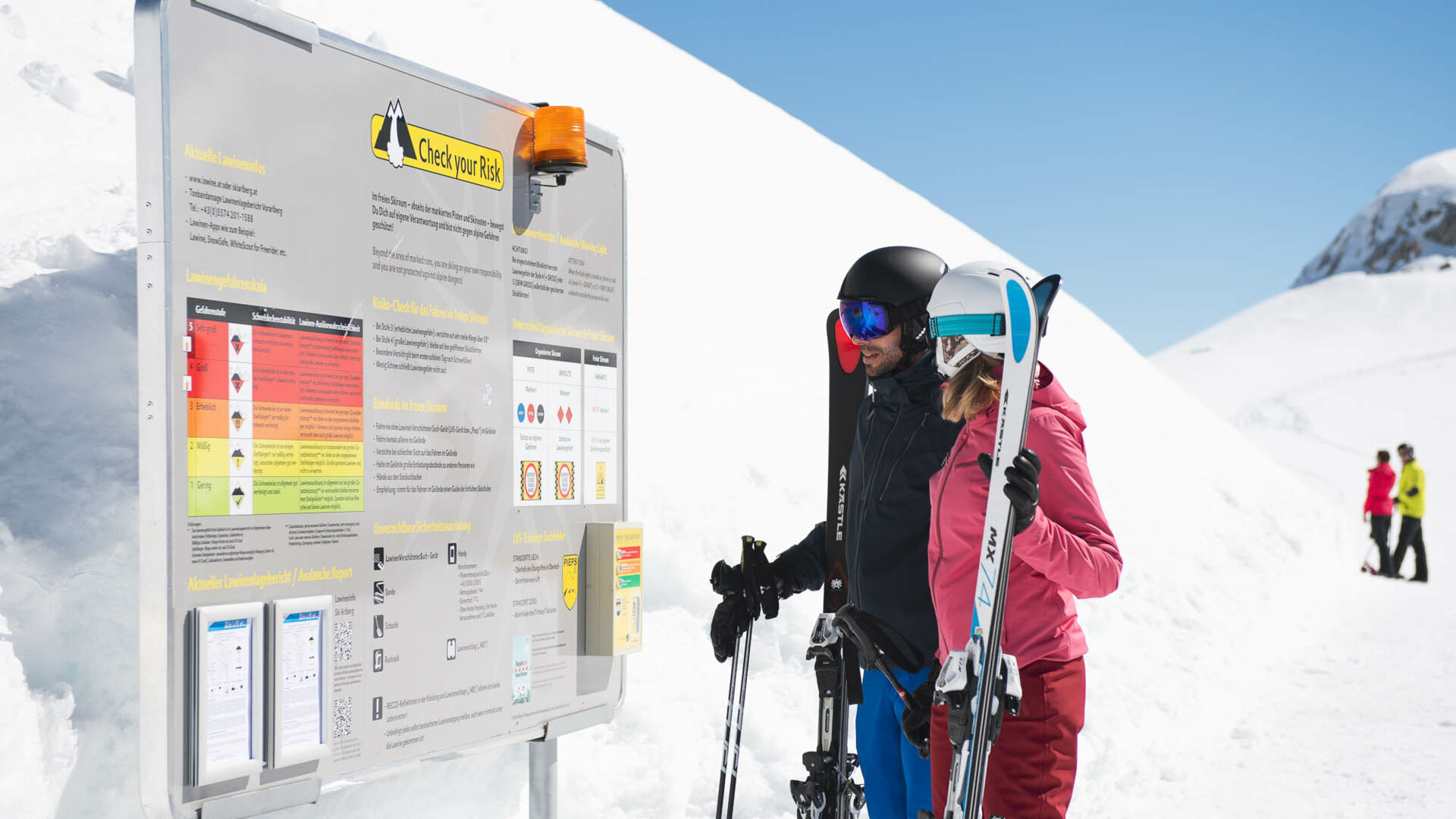 Im Skigebiet Ski Arlberg sorgen Info-Points, LVS-Suchfelder und Angebote wie das Check your Risk-Training für maximale Sicherheit
