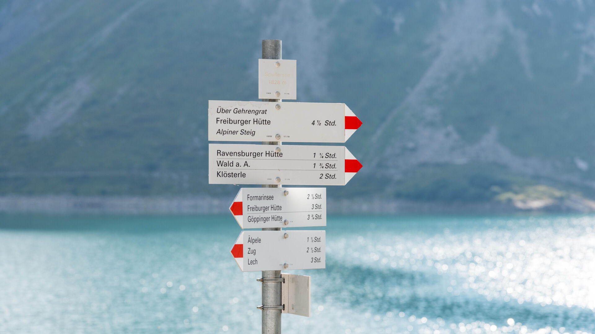 Wegweisschilder am Spullersee mit den weiterfuehrenden Wanderungen die zur Lechquellenrunde gehoeren