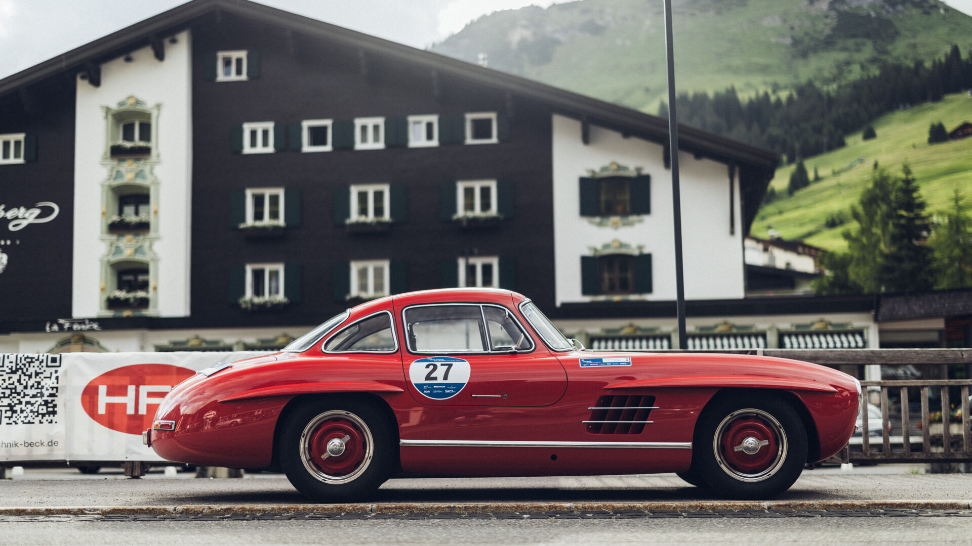 Rotes Oldtimer Auto präsentiert sich vor dem Hotel Arlberg