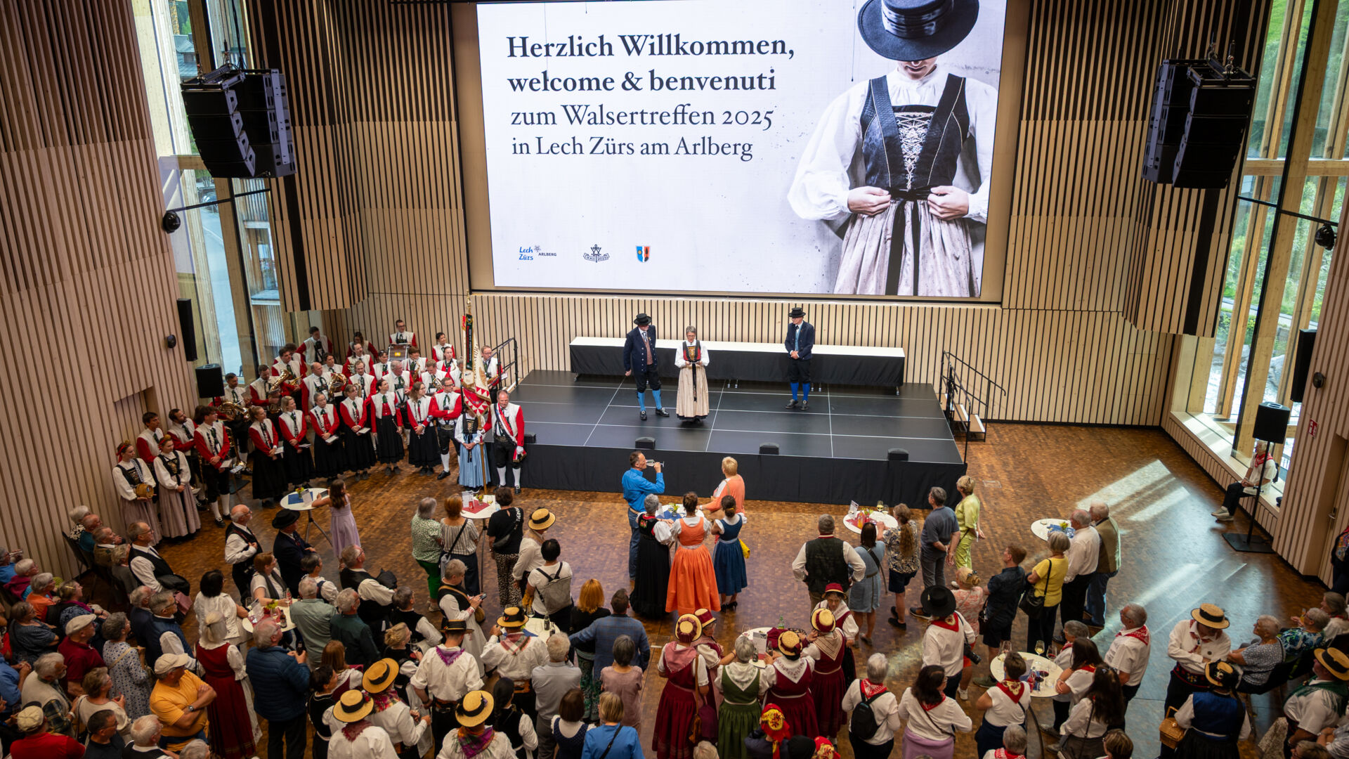 Begrueßung der Walser beim Internationalen Walsertreffen in den Lechwelten in Lech