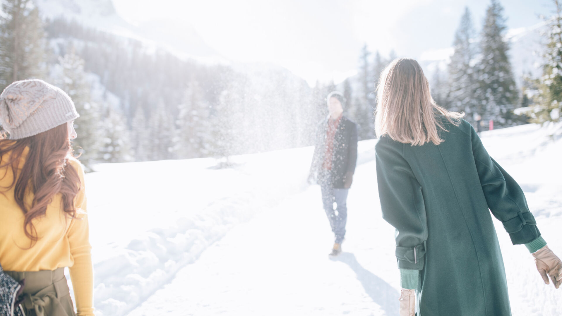 mehrere Freunde haben Spaß bei der Winterwanderung in der traumhaften Winterlandschaft von Lech Zürs