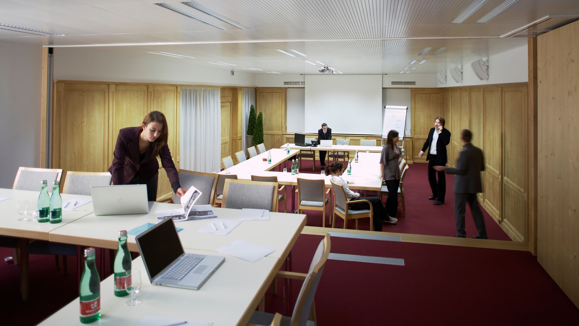 Burg_Seminarraum_mitPersoenen