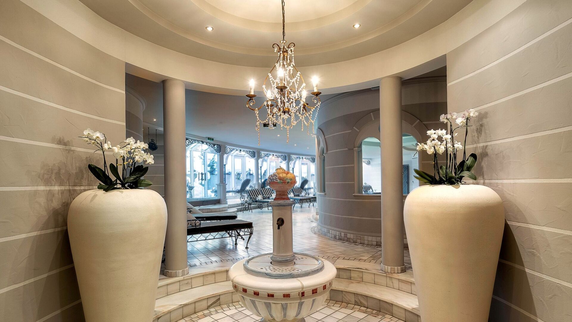 WasserschlÃ¶ssel mit Panorama-Innenpool in Lech