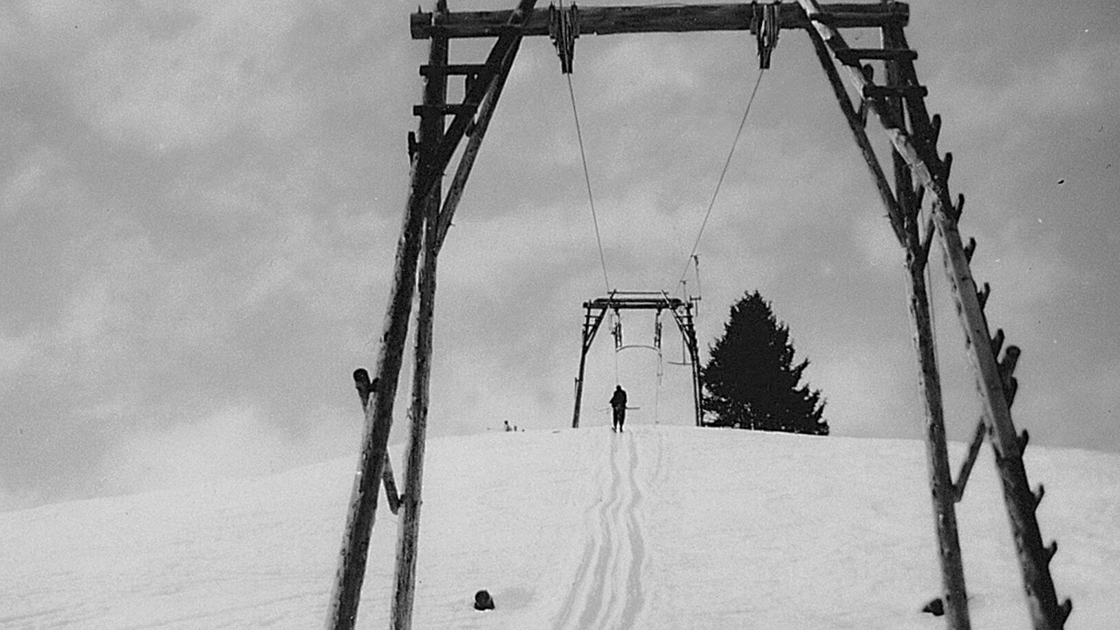 Ein historischer Skilift in der Region Lech Zürs, mit Fokus auf die Liftstützen des Schlepplifts