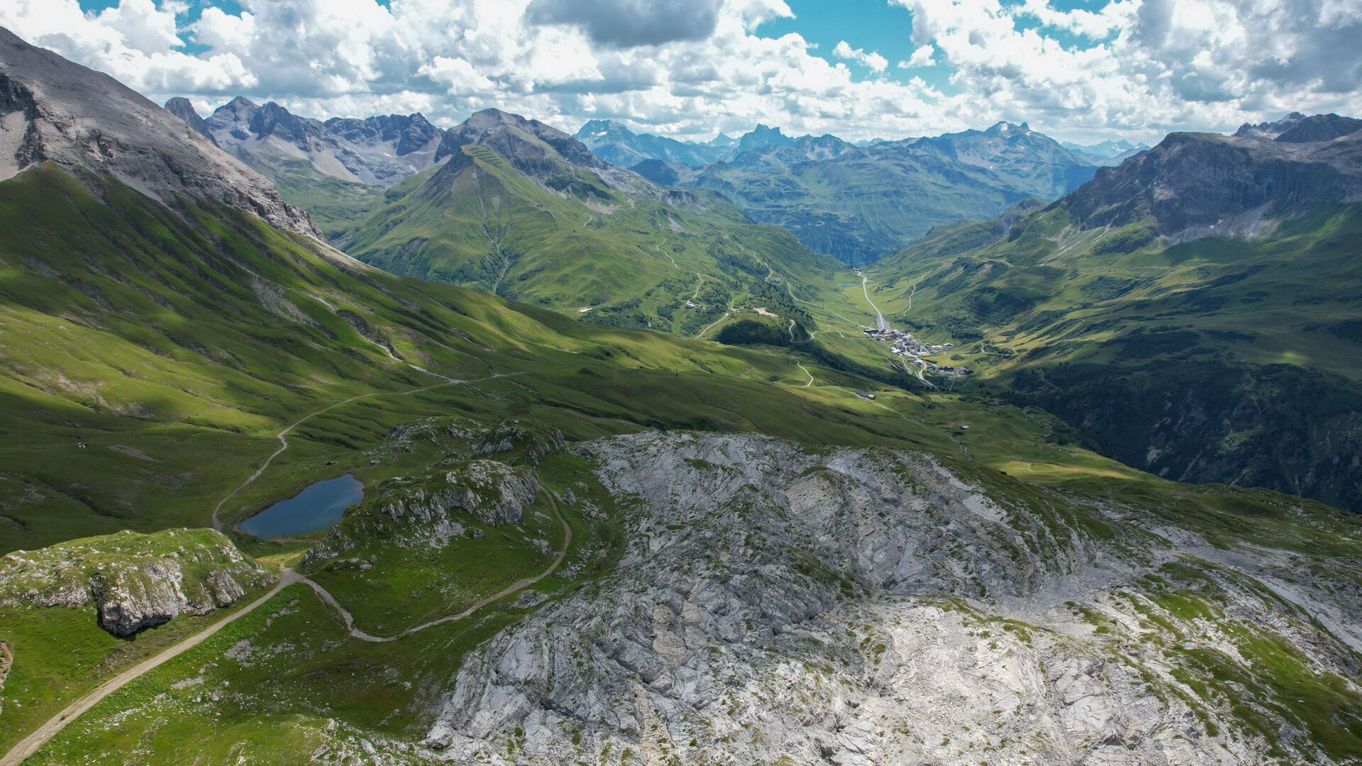 Weitblick nach ZÃ¼rs am Arlberg mit Monzabonsee im Vordergrund
