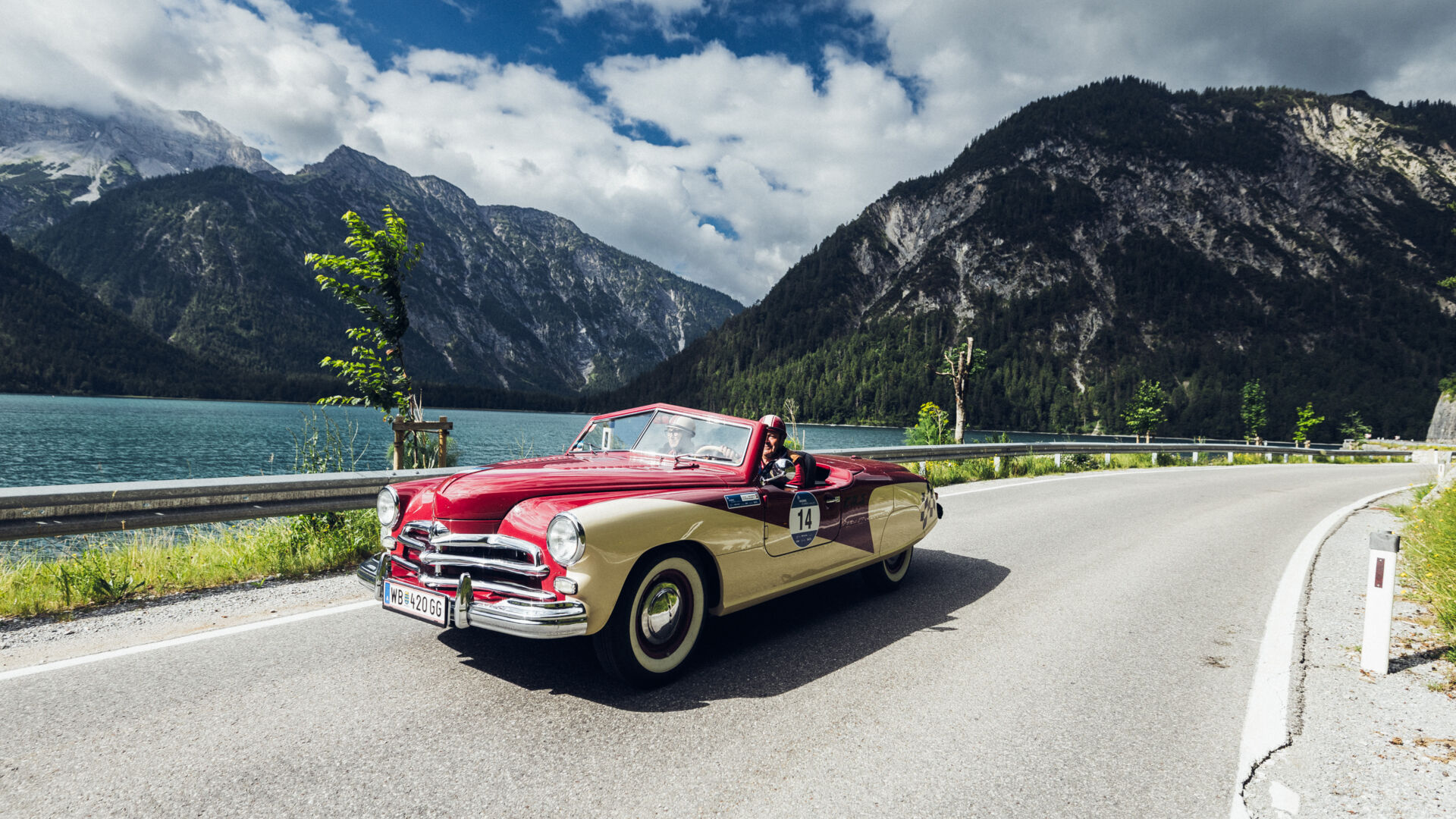 Cabrio Oldtimer in bergiger Kulisse bei strahlendem Sonnenschein