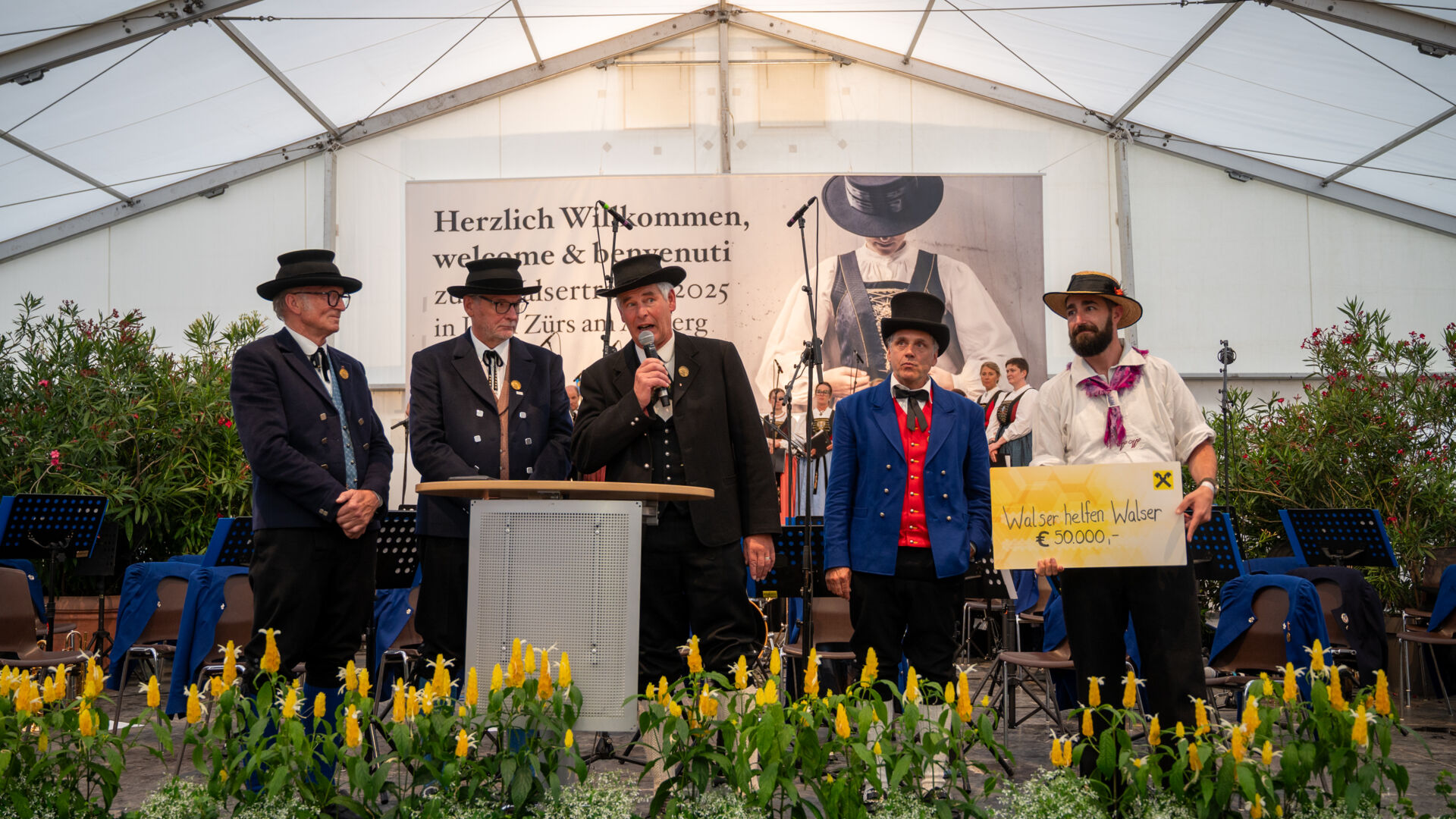 Scheckübergabe an die Gemeinde Blatten beim internationalen Walsertreffen