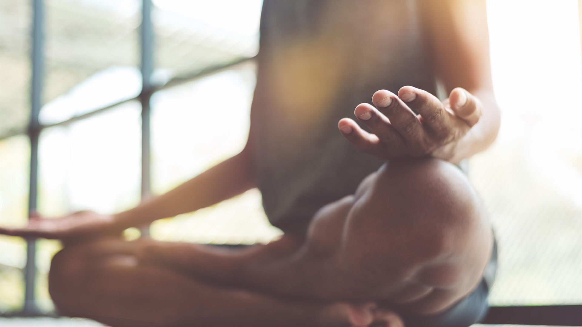 Mensch bei Yoga Uebungen
