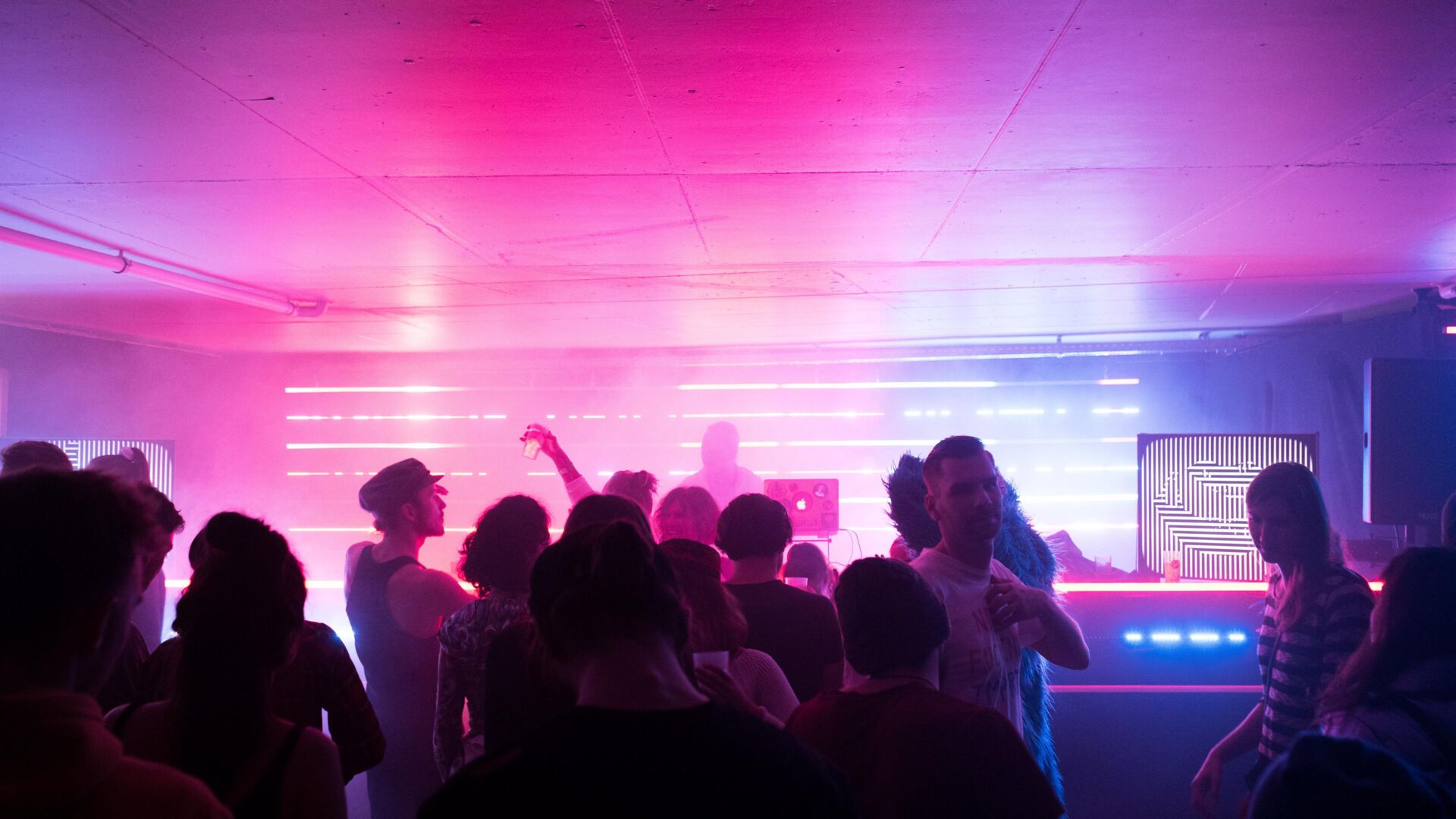 Fantastic Gondolas feiernde Menschenmenge