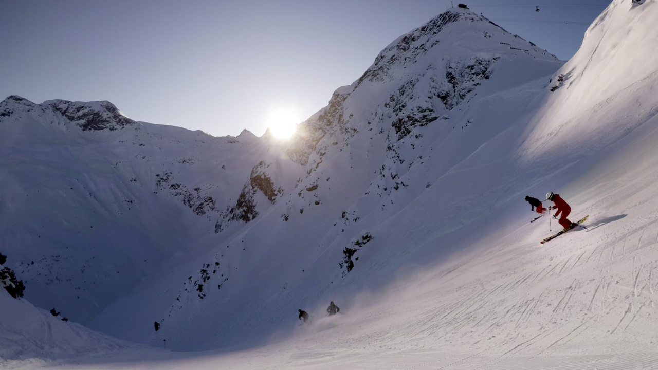 Skifahrer vor Bergkulisse
