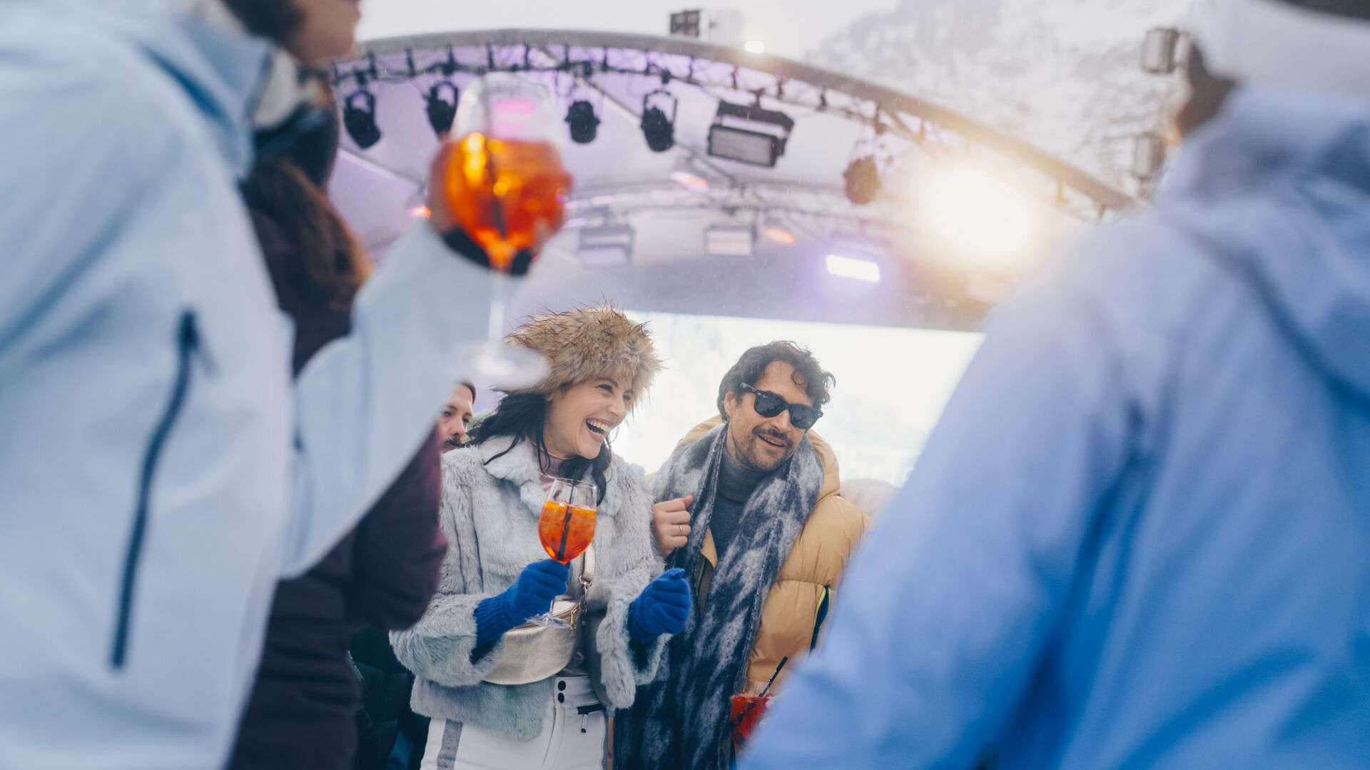 Menschen in Partylaune vor der Festivalbühne