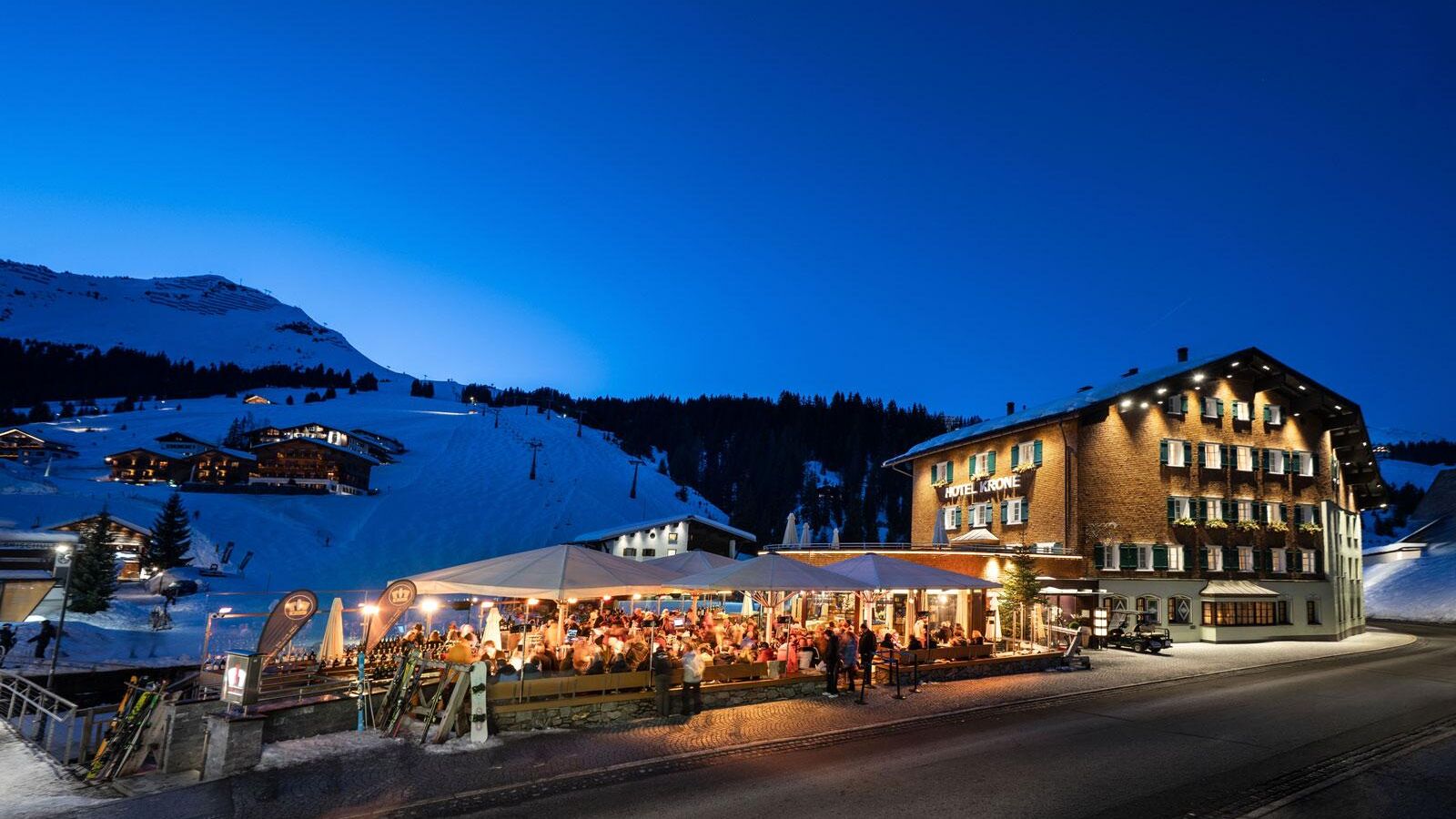 Krone Eisbar in Lech am Abend