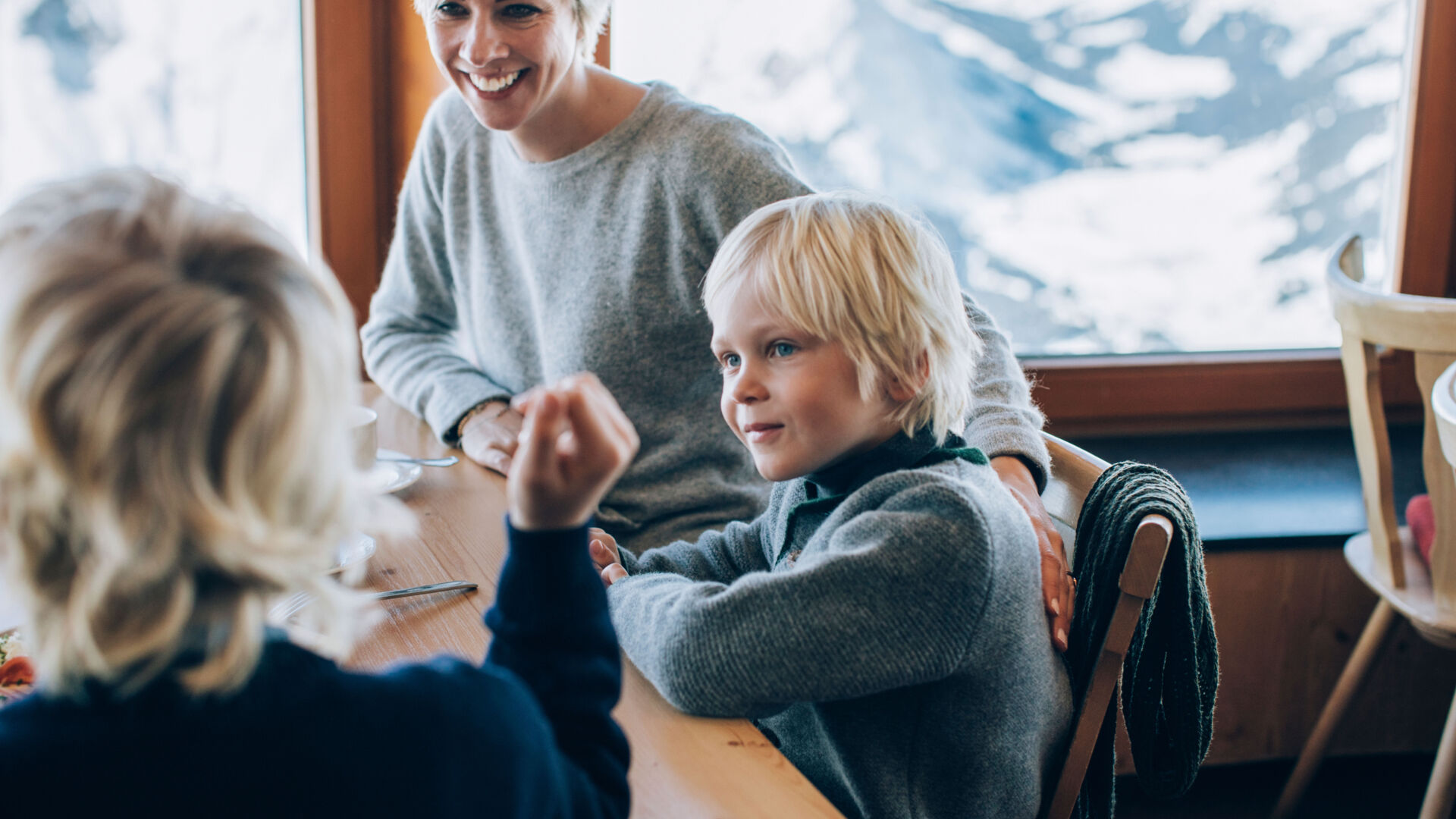 Kulinarik in Lech Zürs: eine Familie beim Einkehren in Vorarlberg