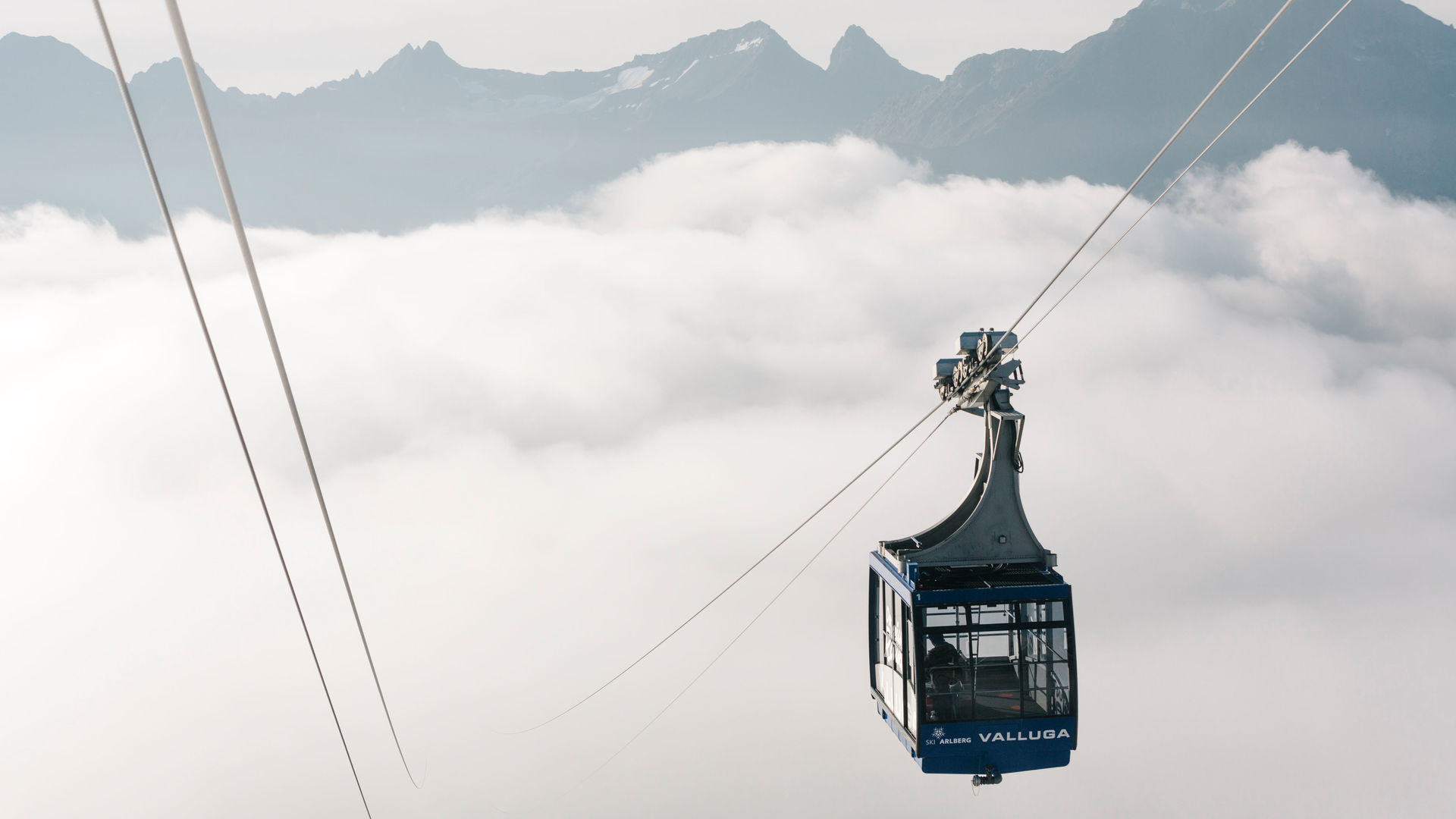 Gondel der Vallugabahn I über den tieferliegenden Wolken