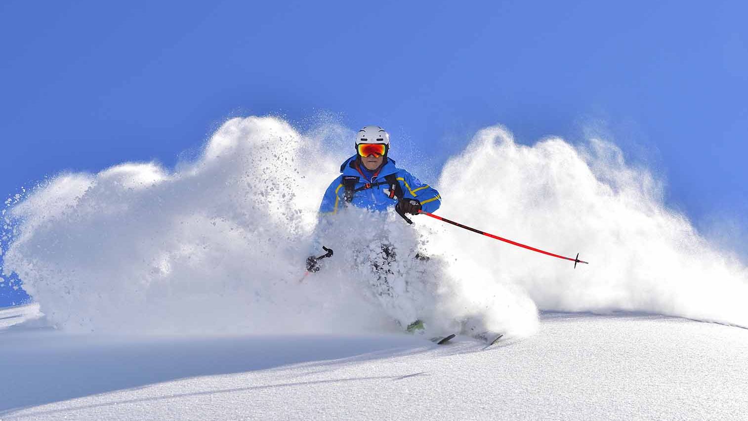 Freerider erlebt einen einen spektakulärer Moment im Tiefschnee von Lech Zürs