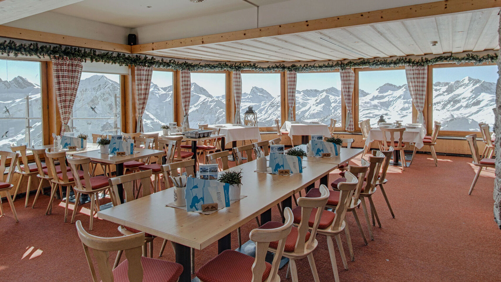 Blick in die Gaststube des Panoramarestaurant Rüfikopf