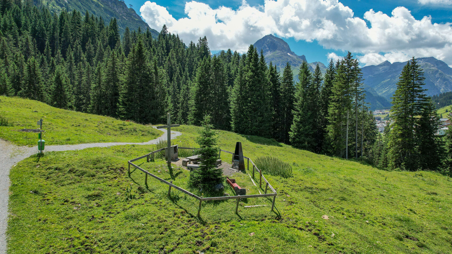 Grillplatz in Stubenbach mit blick auf das Omeshorn und Lech im Hintergrund