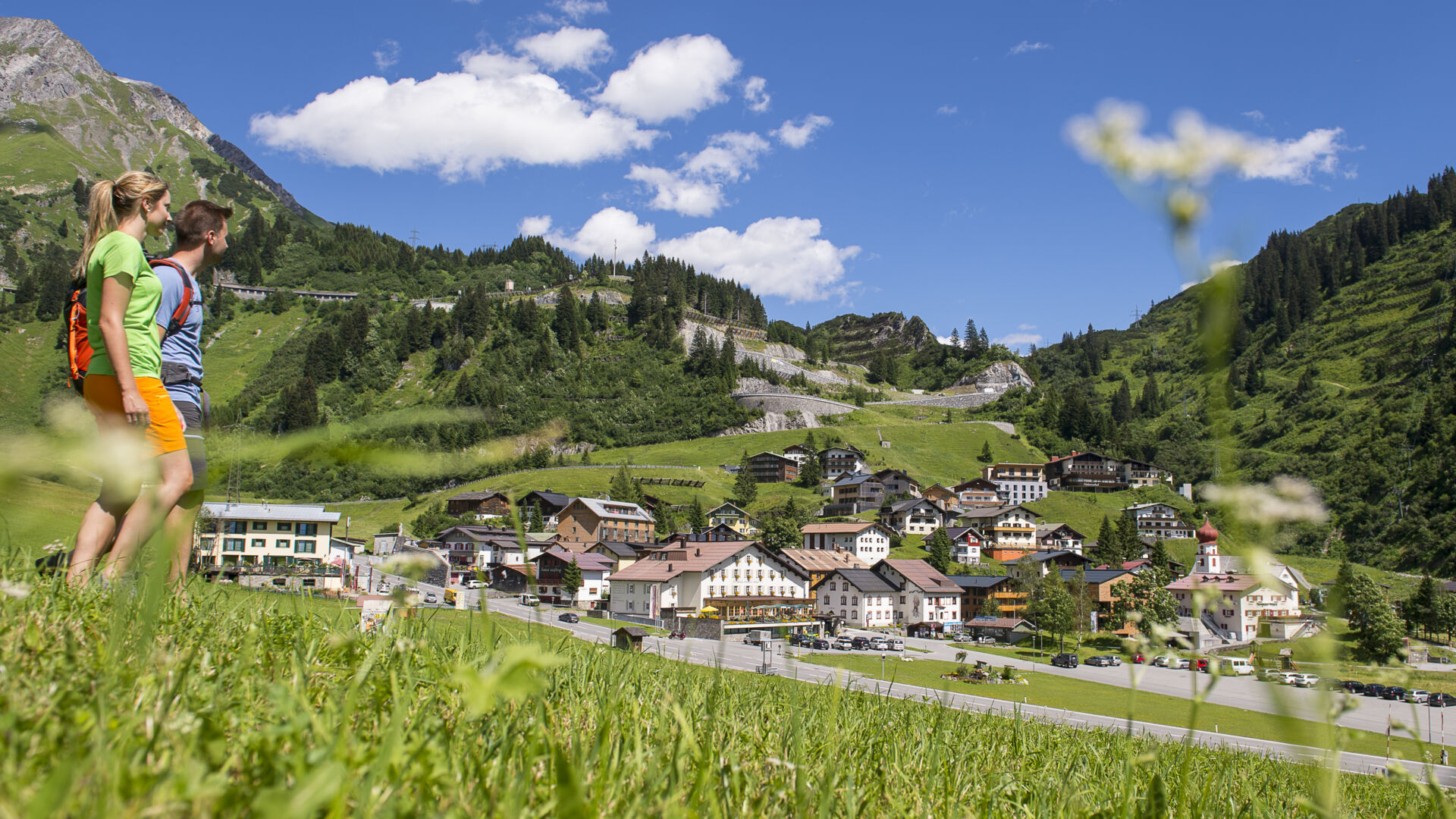 Gemeinsam die Alpen entdecken: Ein Paar wandert im Sommer durch die beeindruckende Natur von Stuben am Arlberg - stuben-am-arlberg-sommer-vorarlberg