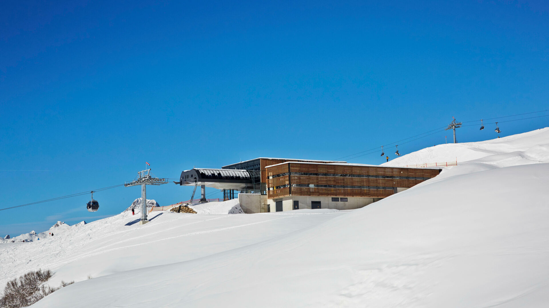 Bahn des Auenfeldjet im verschneiten Skigebiet