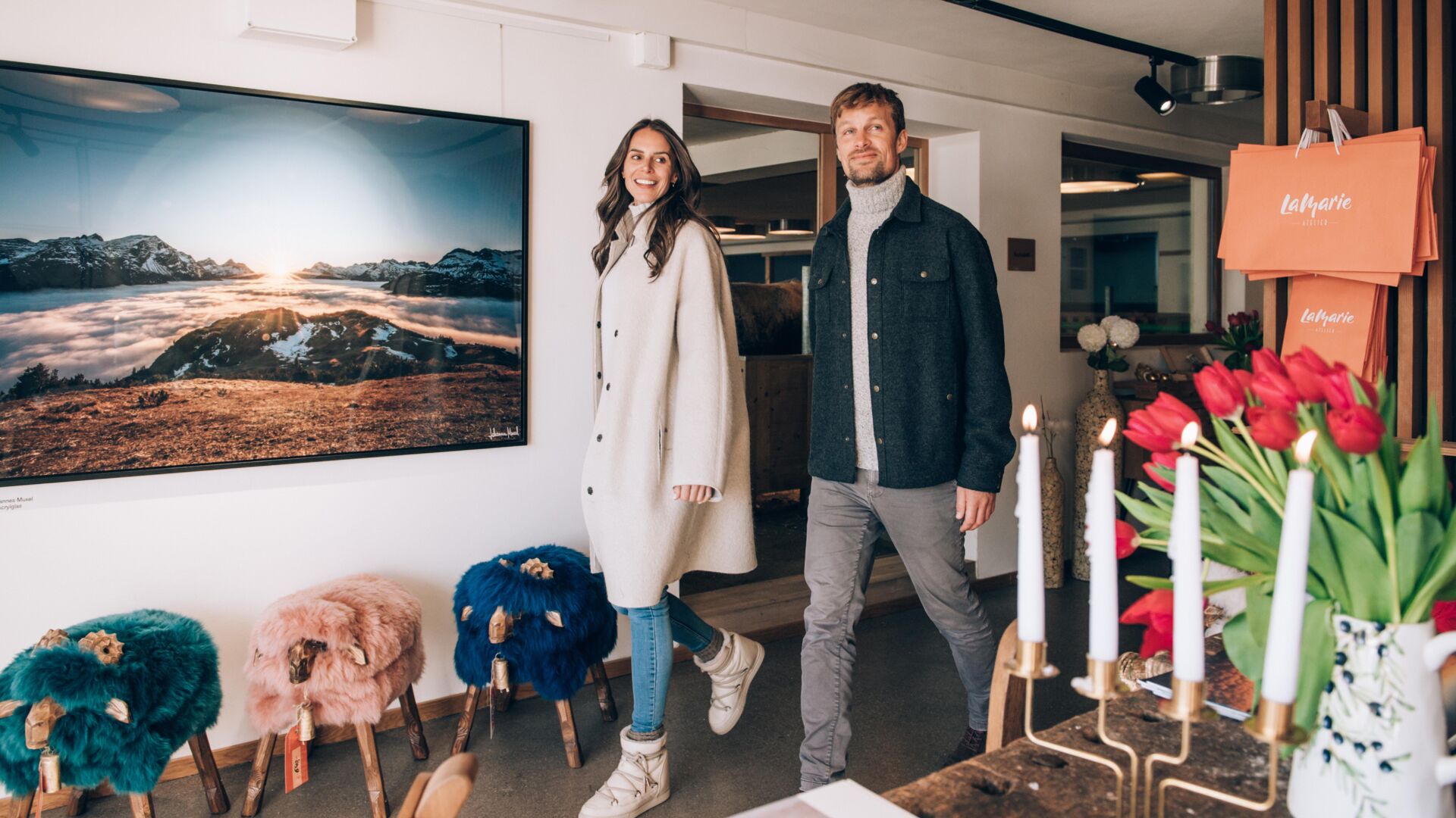 zwei Personen betreten freudig das Atelier LaMarie