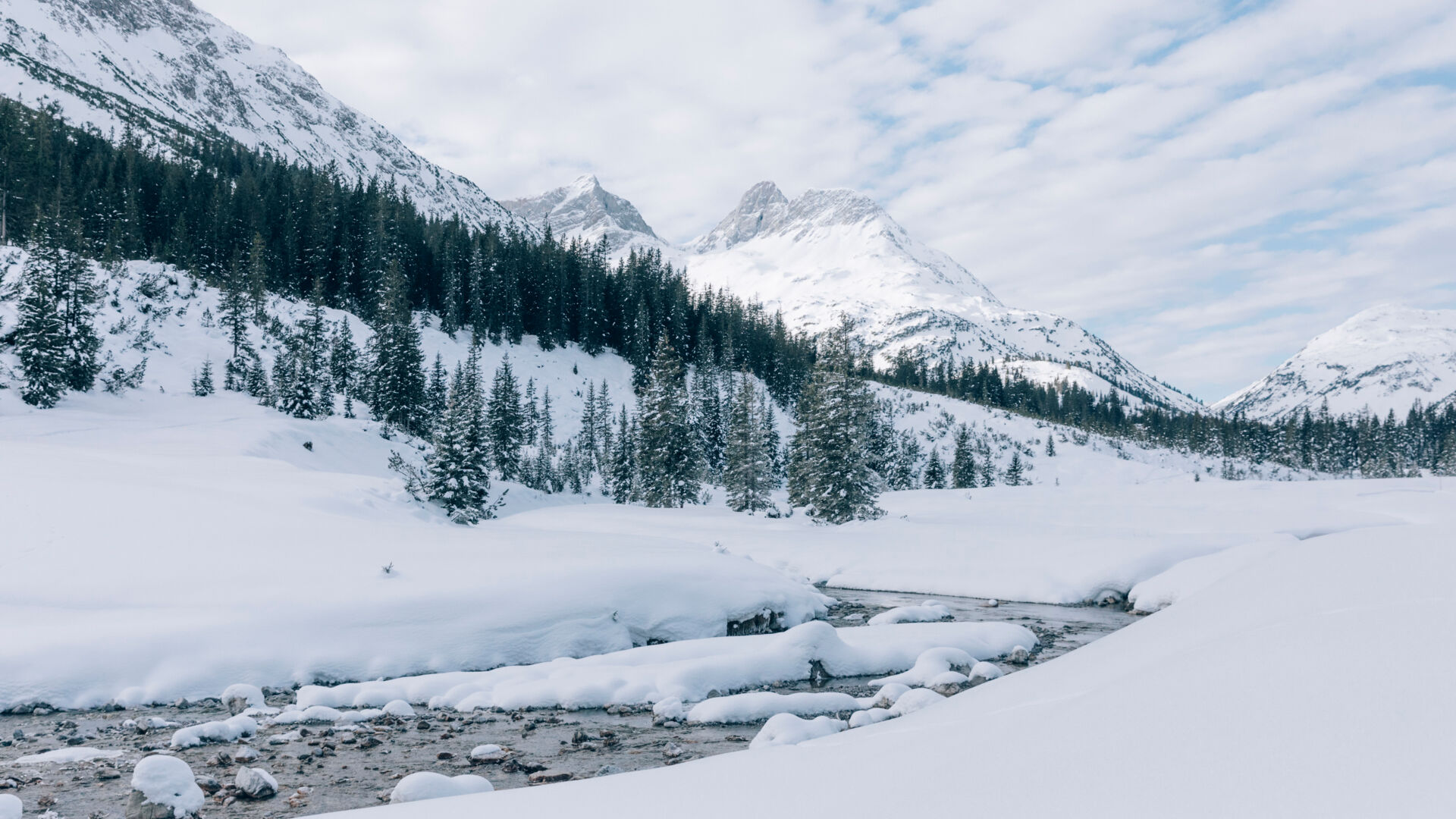 Wandern entlang des gefrorenen Lechs
