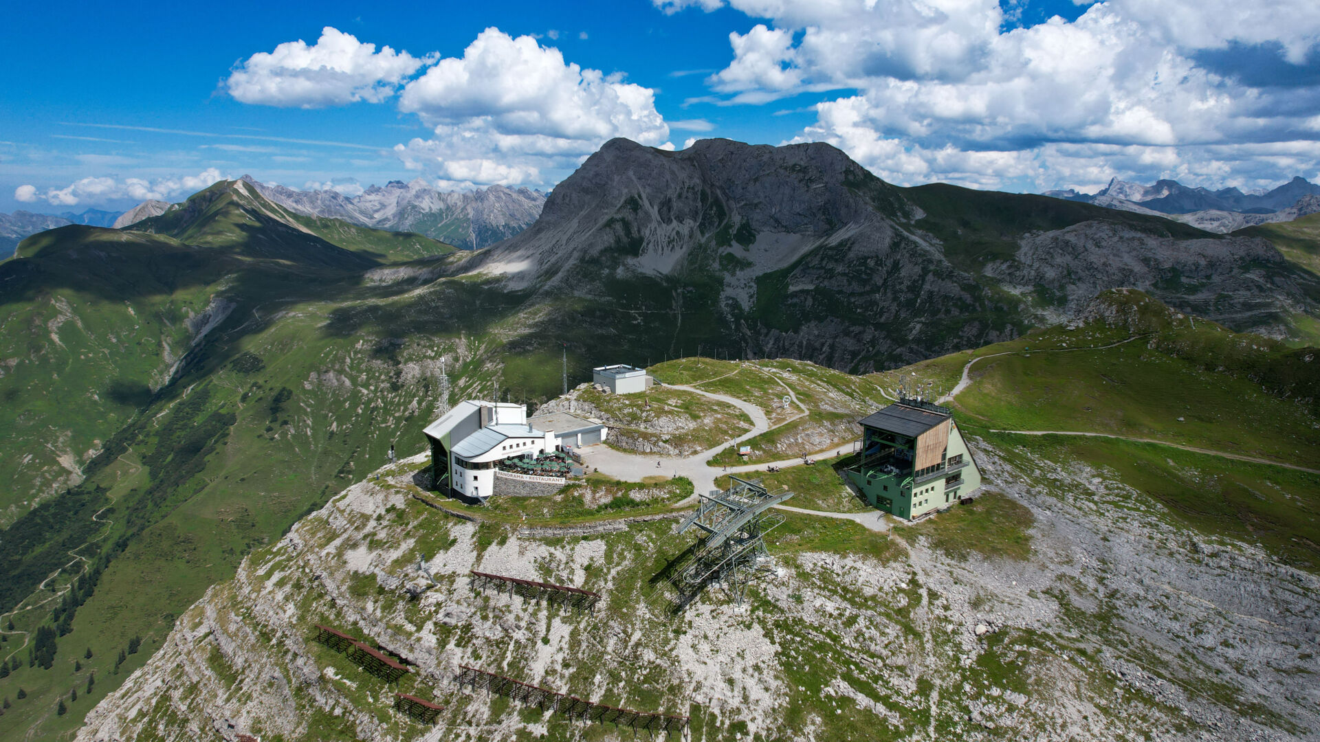 Luftaufnahme des RÃ¼fikopfs mit Bergstationen und Gipfelrestaurant