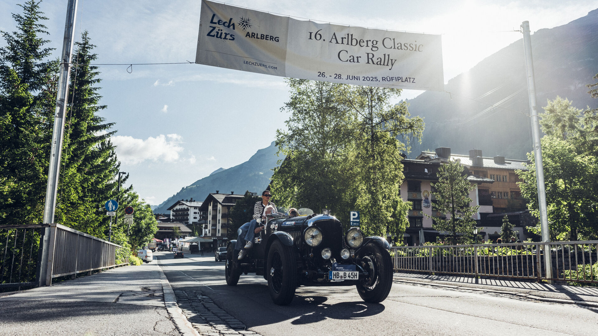Oldtimer beim Start der Arlberg Classic Car Rally mit strahlenden Sonnenschein