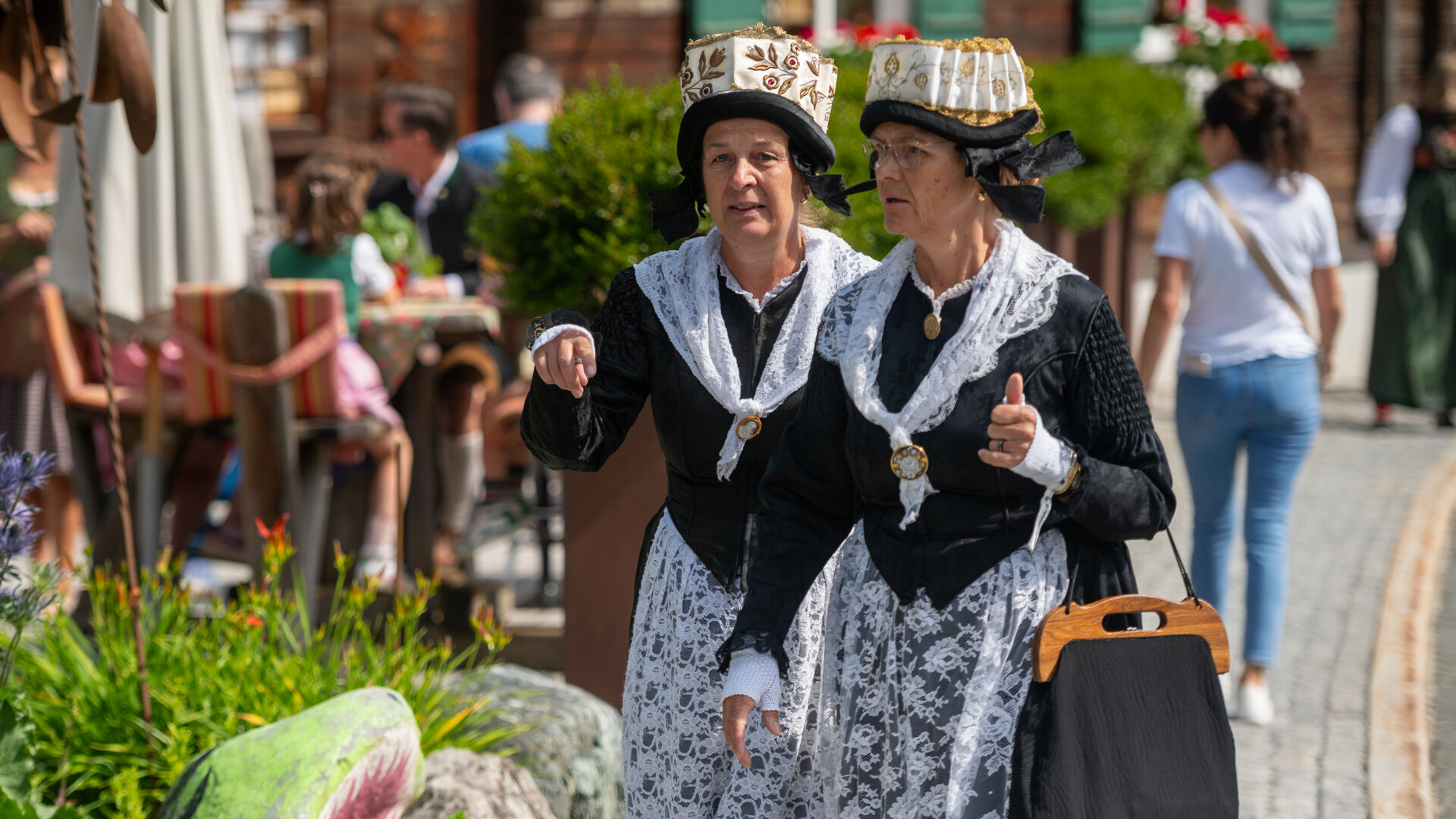 Zwei Frauen in außergewöhnlicher Tracht mit Hueten beim Walsertreffen