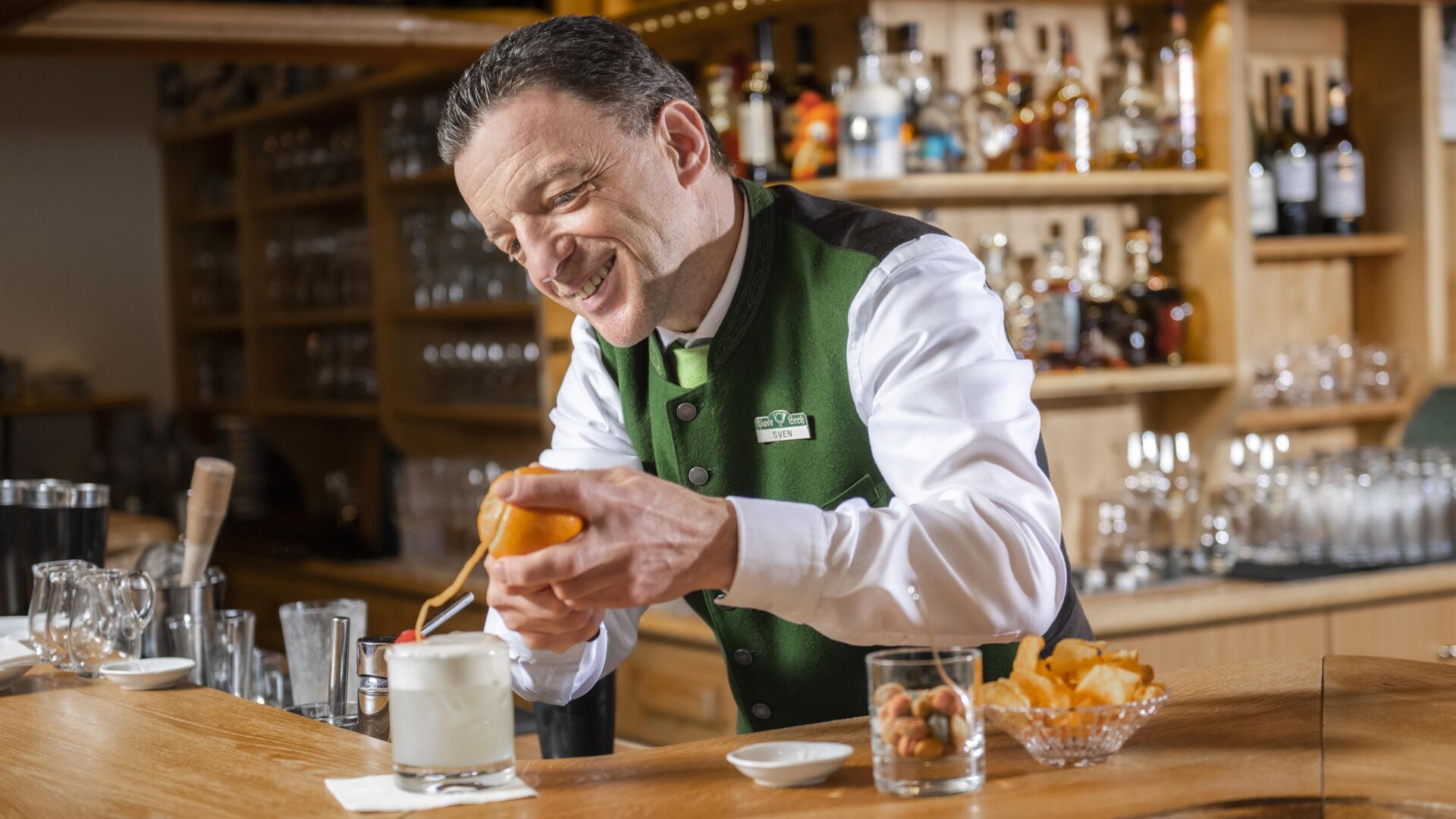 Ein Barkeeper bereitet einen Drink vor