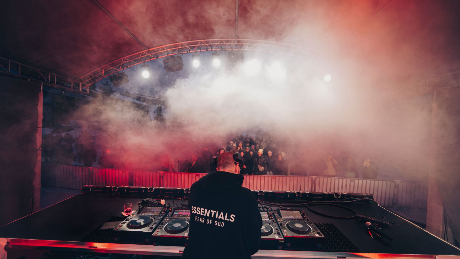 Ein DJ legt für die tanzenden und feiernden Gäste Musik auf