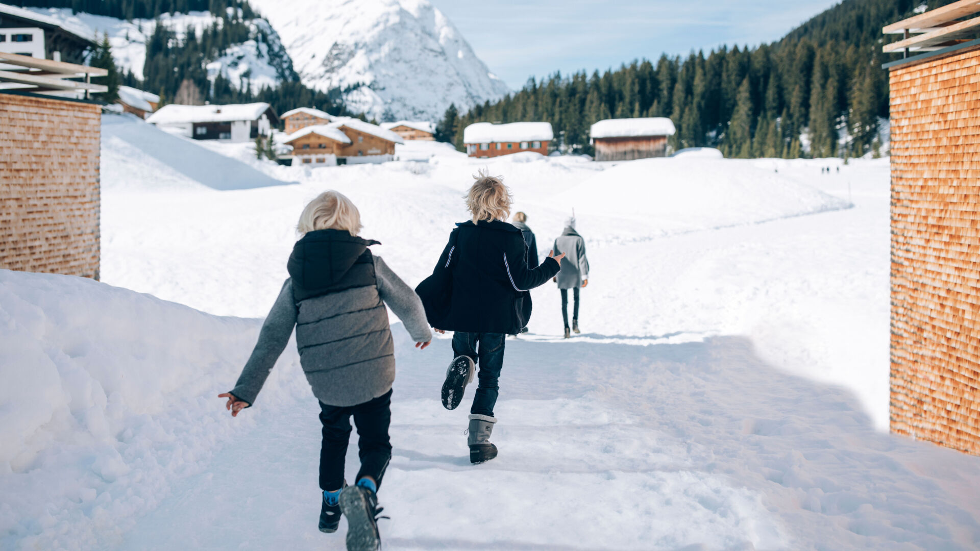 Kinder beim Winterwandern in Lech während des Familienurlaubs beim Flühenweg