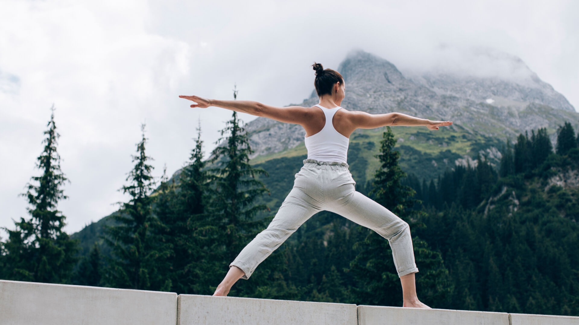 Frau praktiziert Yoga Uebing in der freien Natur