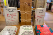 Bücherauswahl in der Bibliothek Lech im Dorfhus Eine große Auswahl von verschiedenen Büchern unterschiedlicher Autoren
