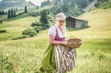 Veronika Walch beim Kraeuer sammeln auf den Wiesen
