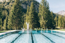 Waldschwimmbad Schwimmbecken im Sommer mit Sprungturm