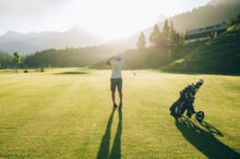 Golfer am Zuger Golfplatz Golfer schlägt Golfball ab