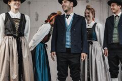 Fünf junge Lecher Menschen, drei Frauen und zwei Männer in traditioneller Tracht