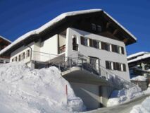 Haus Dr Küng mit Sonne und Schnee