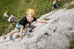 Kinder beim Klettern im Klettergarten am Ruefikopf