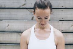 Frau bei Yoga AtemÃ¼bung