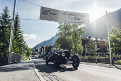 Oldtimer beim Start der Arlberg Classic Car Rally mit strahlenden Sonnenschein