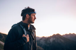 Wandern bei Sonnenaufgang Ein Wanderer blickt bei Morgendämmerung in die Ferne