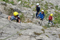 Kinder beim Klettern by Arlberg Alpin