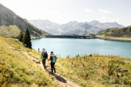 Zwei Wanderinnen laufen am Wanderweg entlang des Spullersee