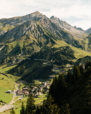 Stuben am Arlberg mit dem dahinter liegenden Flexenpass