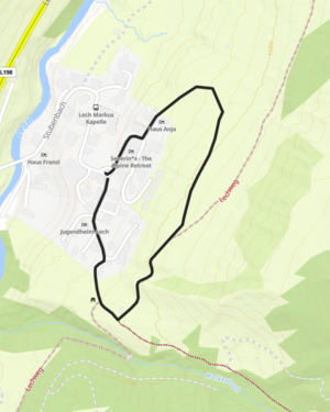 eine Frau bleibt beim Winterwandern stehen und genießt die ruhigen Momente in der winterlichen Landschaft von Lech Zürs