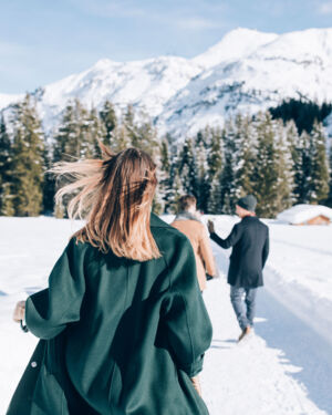 mehrere Personen genießen ihre Winterwanderung bei traumhaftem Sonnenschein von Zug nach Lech